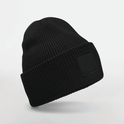 Gorro com dobra larga e patch tom sobre tom