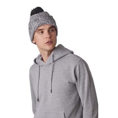 Gorro com pompom e dobra