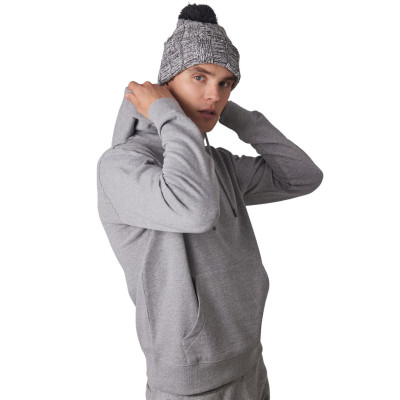 Gorro com pompom e dobra