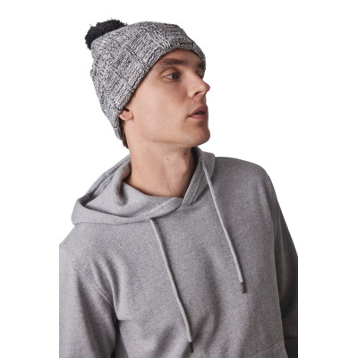 Gorro com pompom e dobra