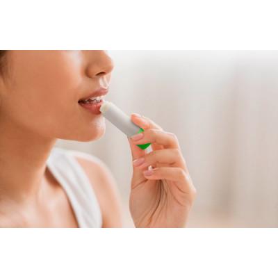 JOLIE VEGAN. Protetor labial vegan, em ABS reciclado (100 rABS) e PP, com aroma a baunilha